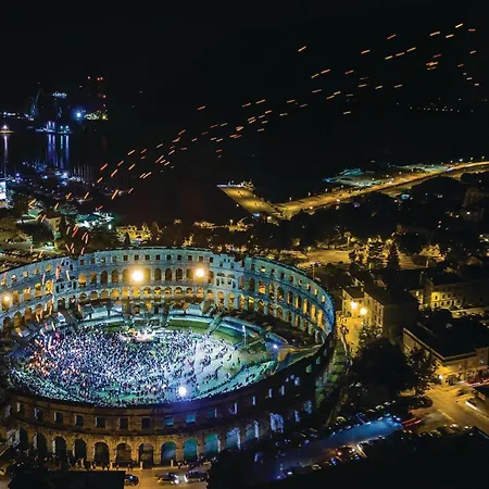 In With Kitchen Пула