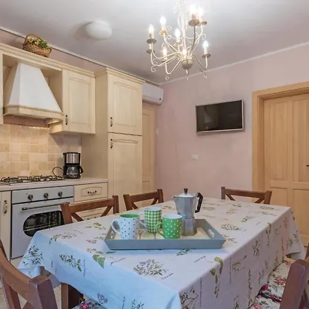 Nice Apartment In Pula With Kitchen Apartment *