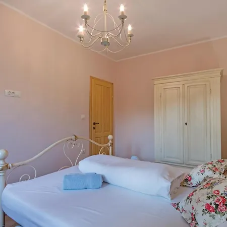 Nice Apartment In Pula With Kitchen *