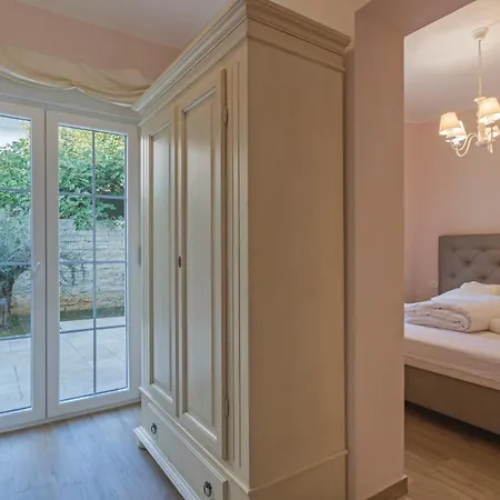 Nice Apartment In Pula With Kitchen *