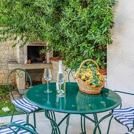 Nice Apartment In Pula With Kitchen Apartment *